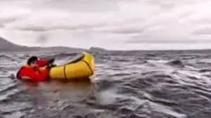 Una ballena traga a un joven que navegaba en kayak por el estrecho de Magallanes
